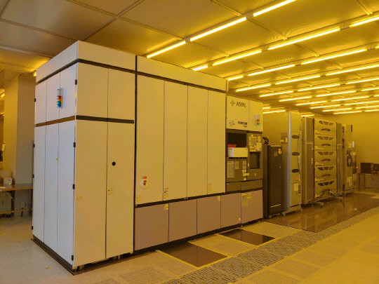 대전 나노종합기술원 1층에 구축된 '12인치 반도체 테스트베드'의 핵심 장비인 'ArF 이머전 스캐너'와 'Track(트랙)'장비로, 반도체 핵심 소재인 포토레지스트(감광제) 성능 평가에 쓰인다.